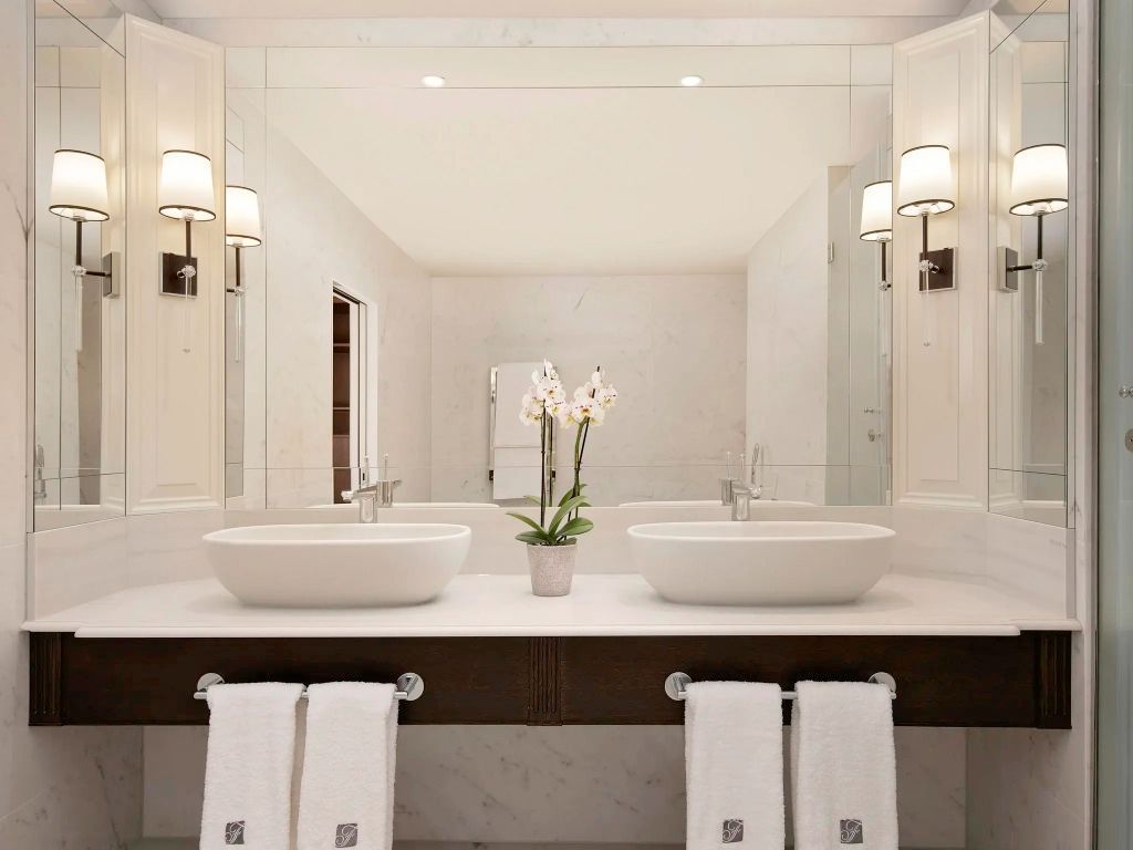 Elegantes Badezimmer mit doppeltem Waschbecken und Spiegelwand