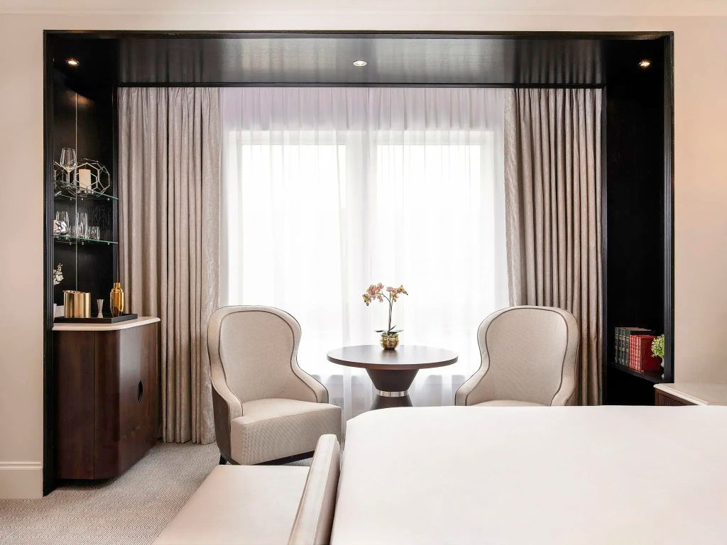 Sitzbereich mit eleganten Sesseln und Tisch in einem Luxushotelzimmer