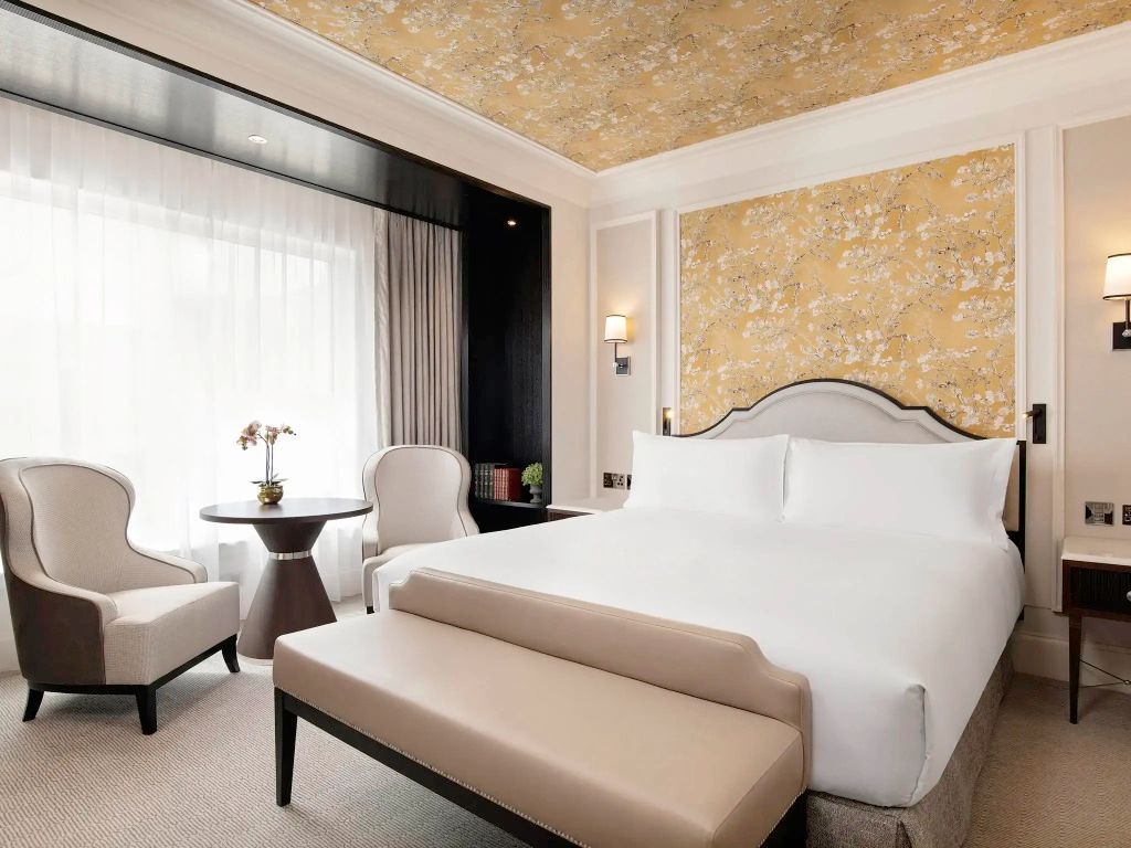Helles Hotelzimmer mit Doppelbett und luxuriöser Tapete
