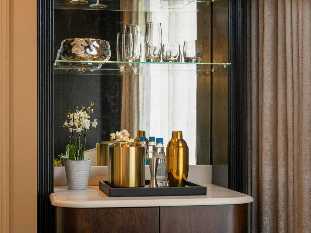 Elegante Minibar mit Gläsern und Drinks in einem Luxushotel