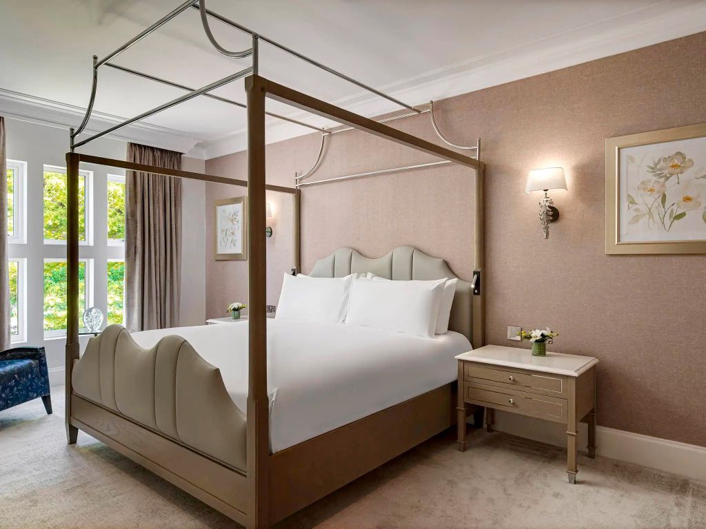 Eckzimmer mit Himmelbett und eleganten Nachttischen vereint Komfort und Luxus