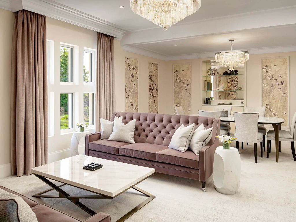 Großzügiges Wohnzimmer mit Samtsofa, eleganter Beleuchtung und Essbereich