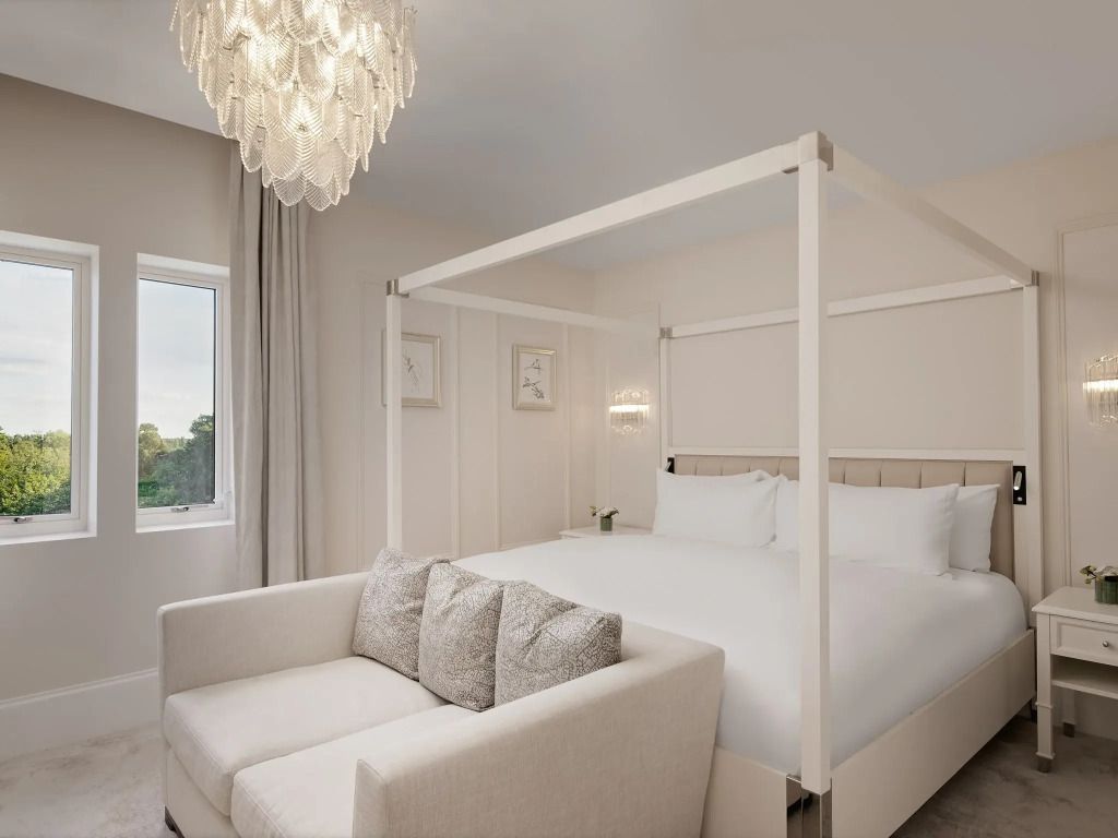 Luxus Suite mit Himmelbett in eleganter, heller Einrichtung