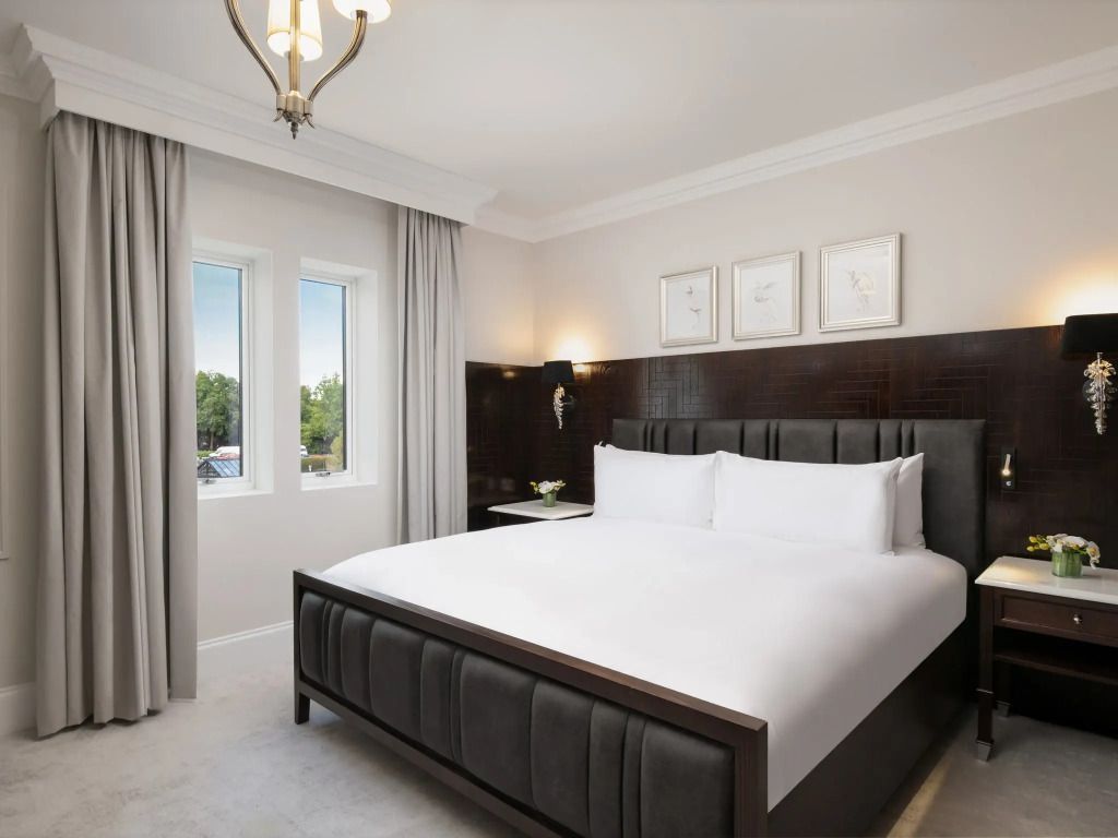 Elegantes Schlafzimmer mit großem Kingsize-Bett und edler Beleuchtung