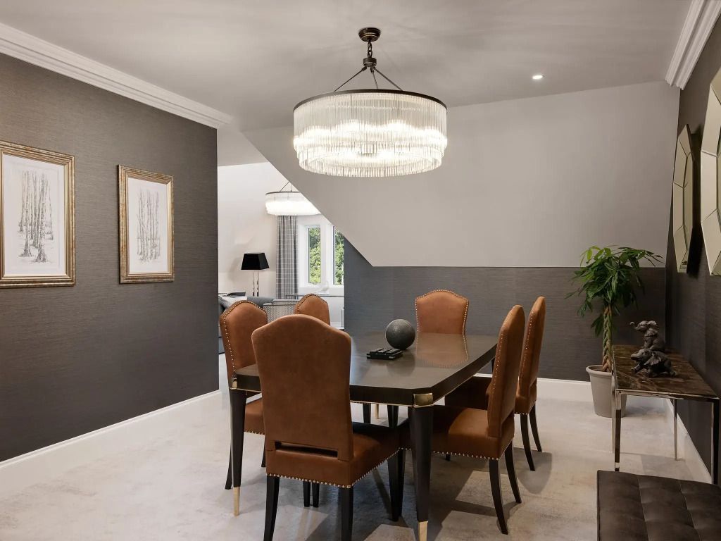 Elegantes Esszimmer mit prunkvollem Kronleuchter und stilvoller Dekoration