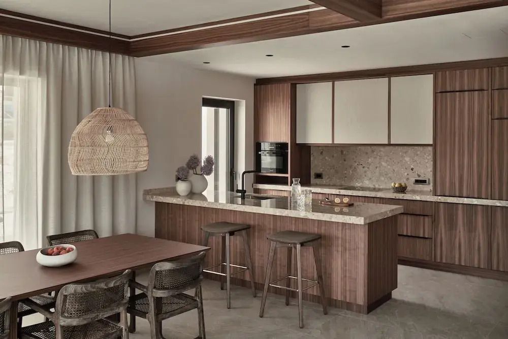 Offene Küche in moderner Villa mit Holzdetails und Essbereich.
