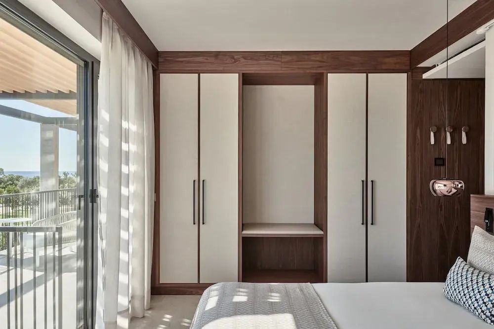 Geräumiges Schlafzimmer mit Einbauschrank und modernen Vorhängen.