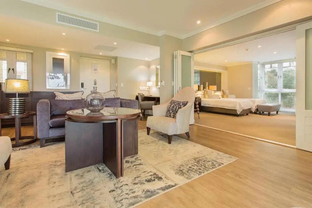 Luxuriöses Zimmer mit eleganter Sitzecke und gedeckten Farben im Fancourt Resort