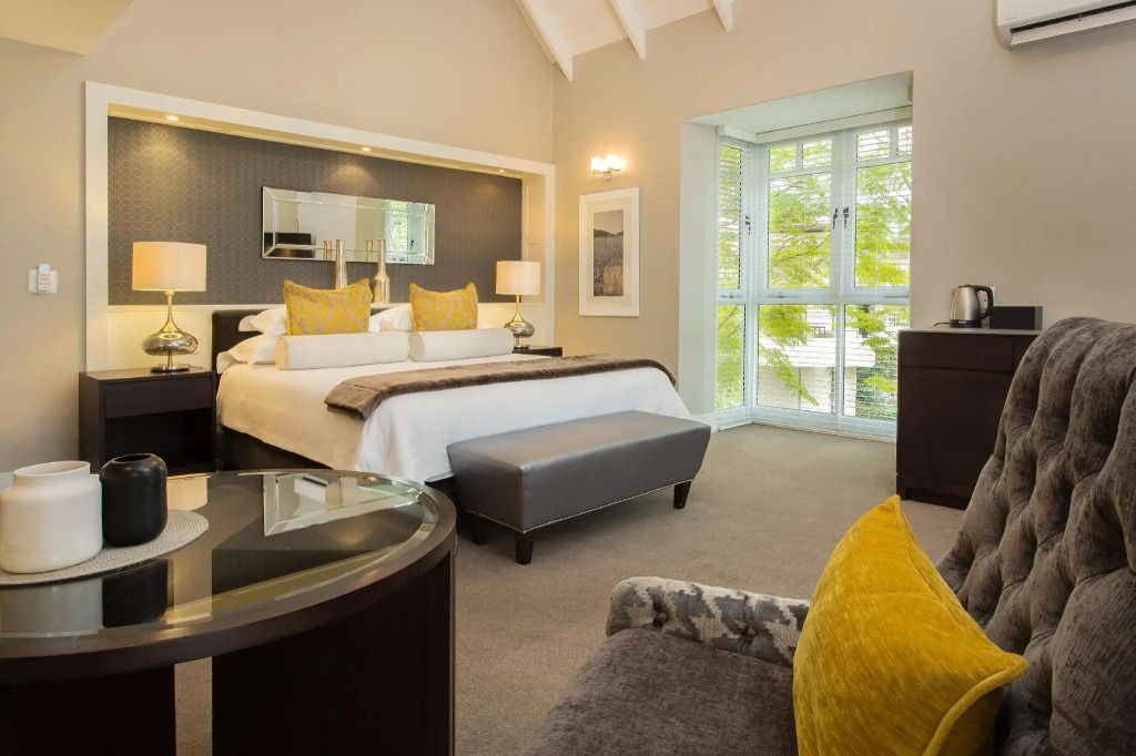 Luxuriöses Doppelzimmer mit großem Bett und modernen Möbeln