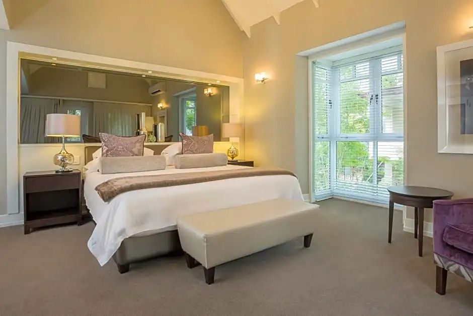 Luxuriöses Doppelzimmer mit Balkon und gemütlichem Doppelbett im Fancourt Resort