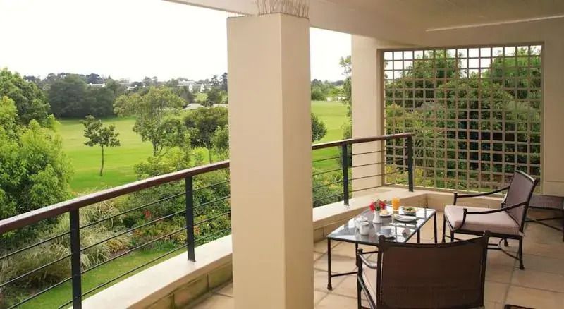 Terrasse mit Aussicht auf den Golfplatz mit Tisch und Stühlen für Frühstück im Freien