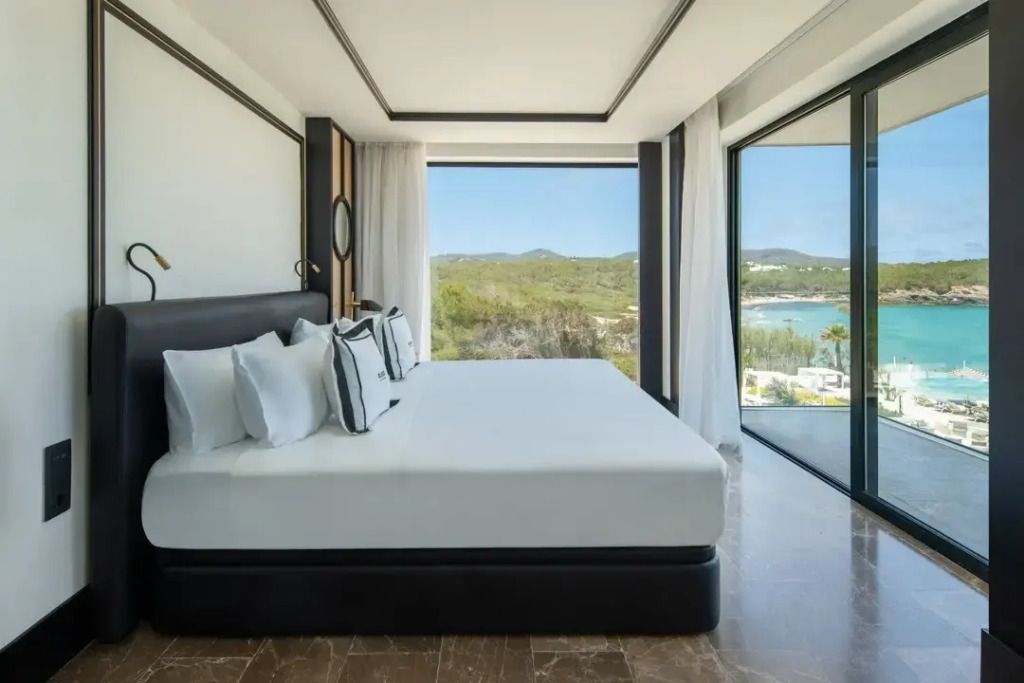 Helles Schlafzimmer mit Doppelbett und weiter Aussicht auf das Mittelmeer.