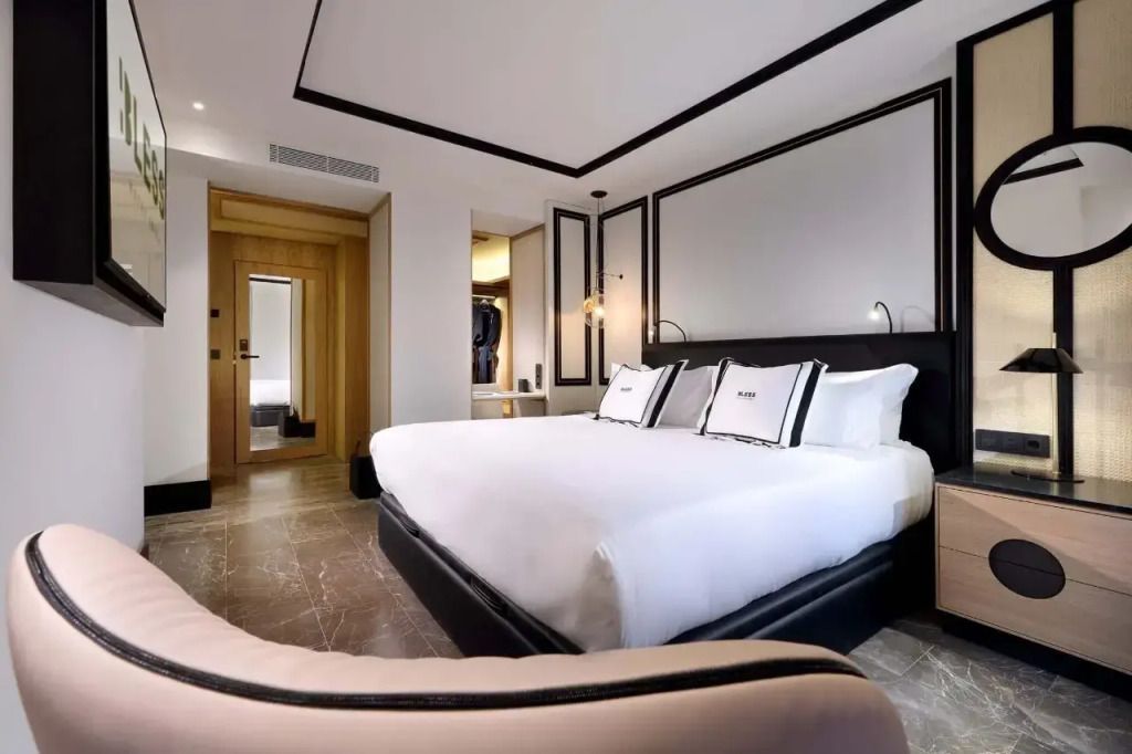 Modernes Doppelbett in einem stilvollen Hotelzimmer mit eleganter Einrichtung