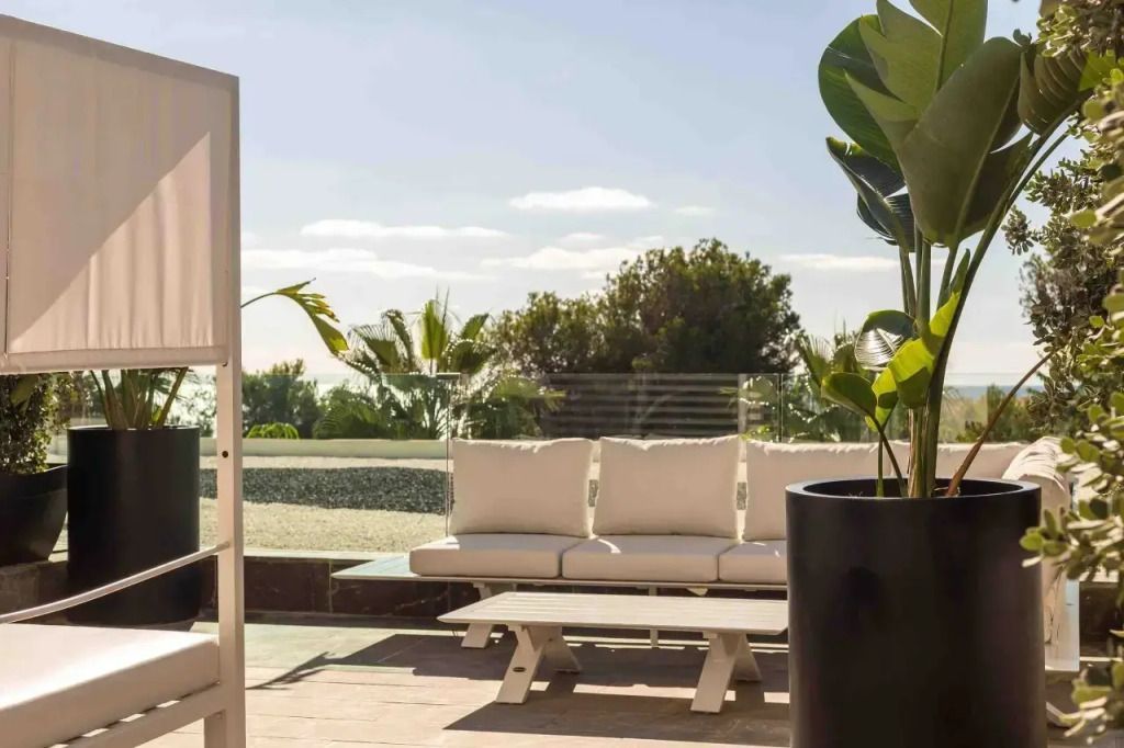 Terrasse mit Meerblick und luxuriösen Sitzgelegenheiten im Freien