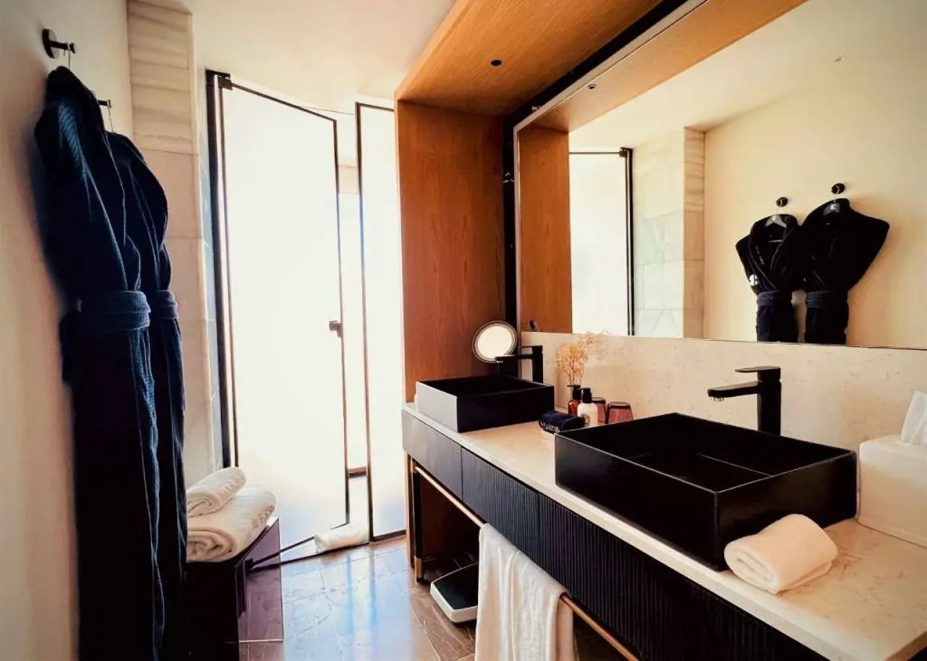 Modernes Badezimmer mit stilvollem Waschtisch und natürlichen Lichteinfall