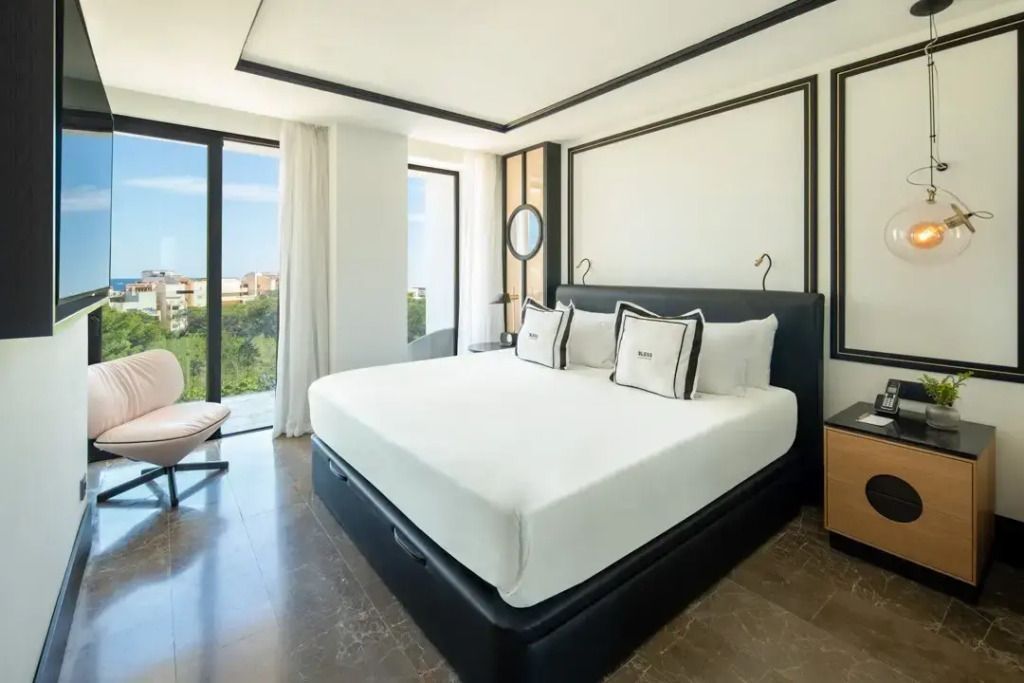 Helles Deluxe Doppelzimmer mit Meerblick und elegantem Doppelbett