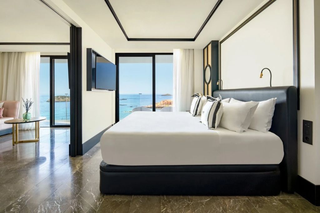 Geräumige Suite mit Doppelbett und Meerblick im Bless Hotel Ibiza