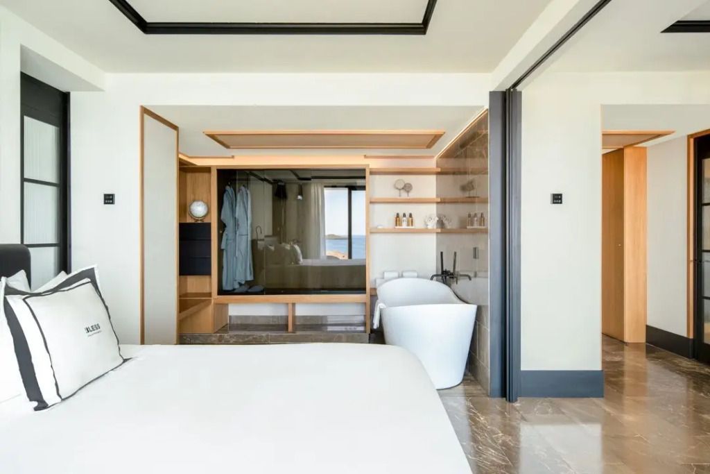 Luxuriöses Badezimmer mit freistehender Badewanne und Meerblick