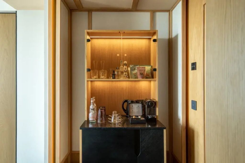 Moderne Minibar mit edler Ausstattung in der Suite des Bless Hotel Ibiza