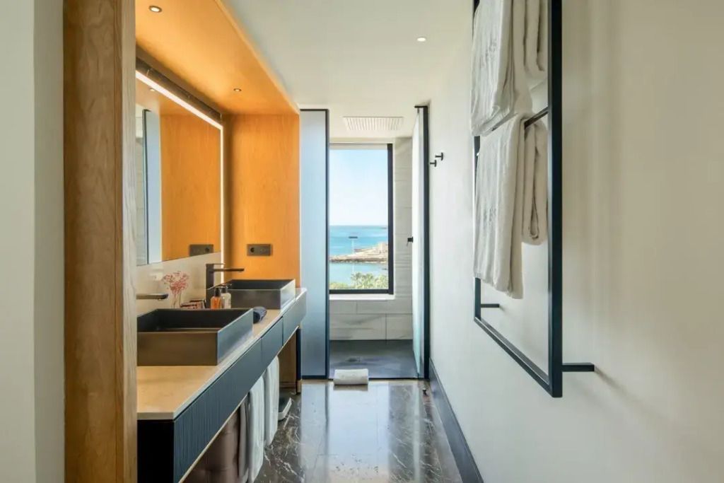 Modernes Badezimmer mit Blick auf das Meer vom Bless Hotel Ibiza
