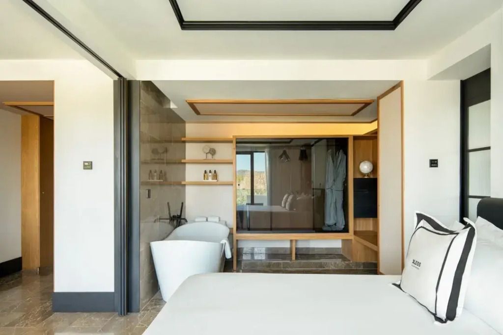 Modernes Design mit Badewanne und stilvollen Akzenten in der Suite