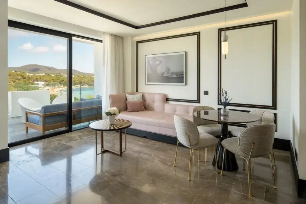 Eleganter Wohnbereich mit Sofagarnitur und Meerblick in der Suite