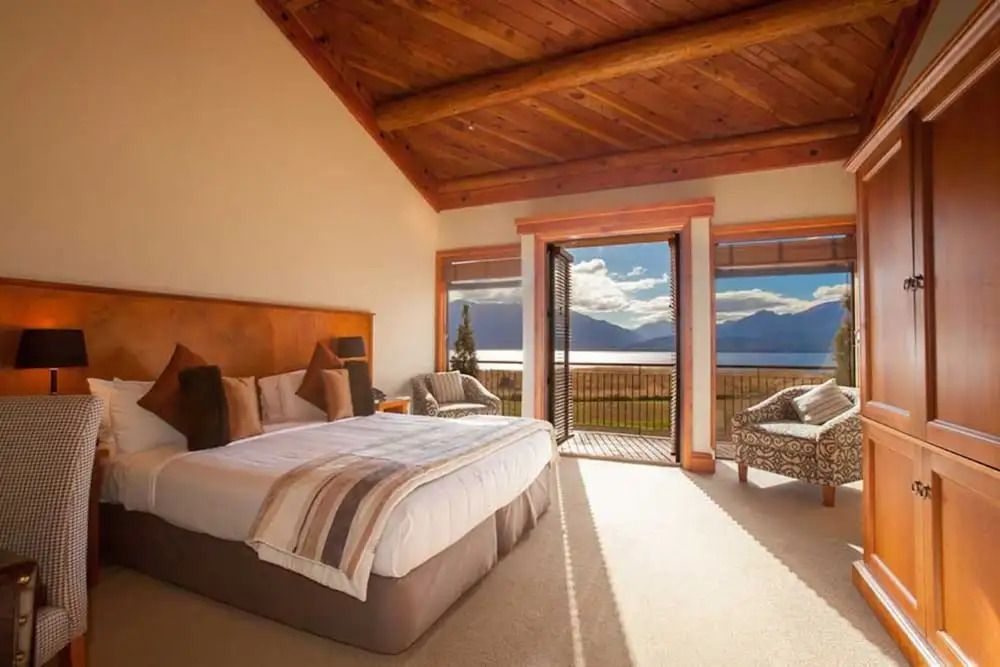 Geräumiges Zimmer mit großem Bett und Panoramaausblick