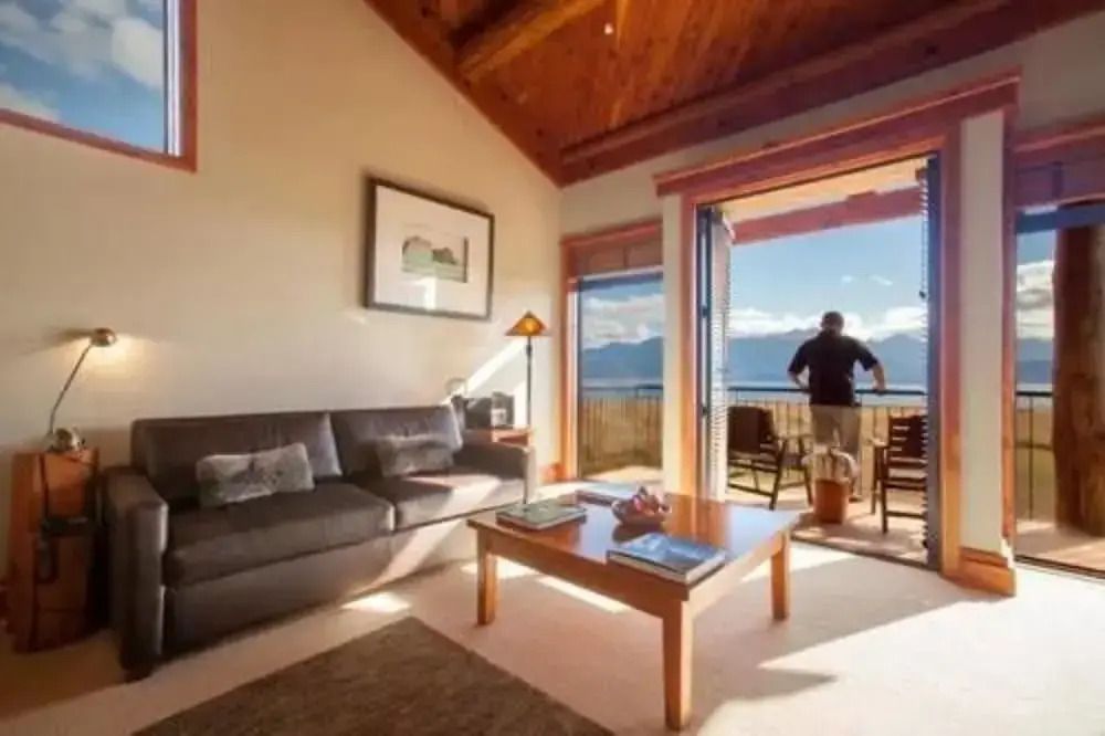 Wohnbereich der Suite mit Sitzgruppe und Zugang zum Balkon.