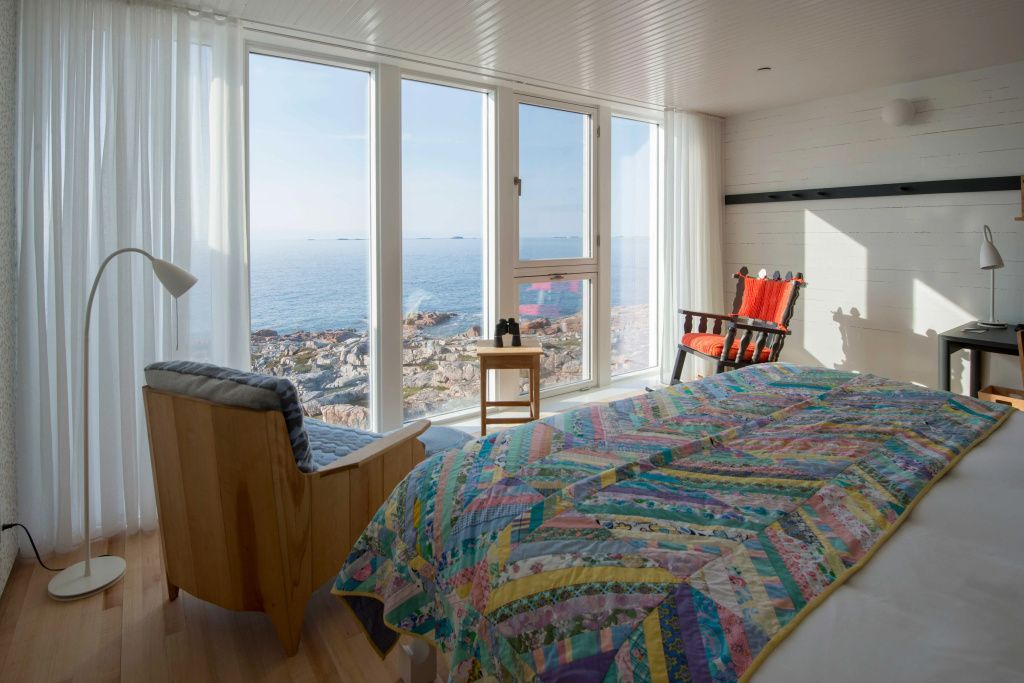 Helles Zimmer mit Panoramafenstern und Meerblick im Fogo Island Inn