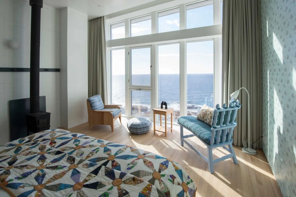 Designer-Zimmer mit modernem Dekor und Ozeanblick