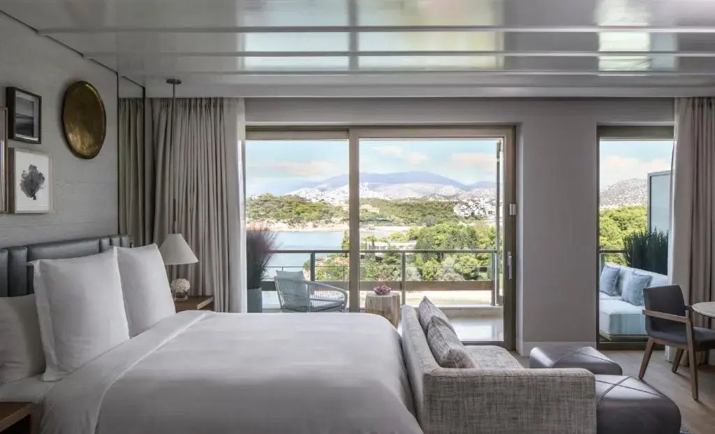 Luxuriöses Arion Doppelzimmer mit Doppelbett und Panoramablick auf das Meer.