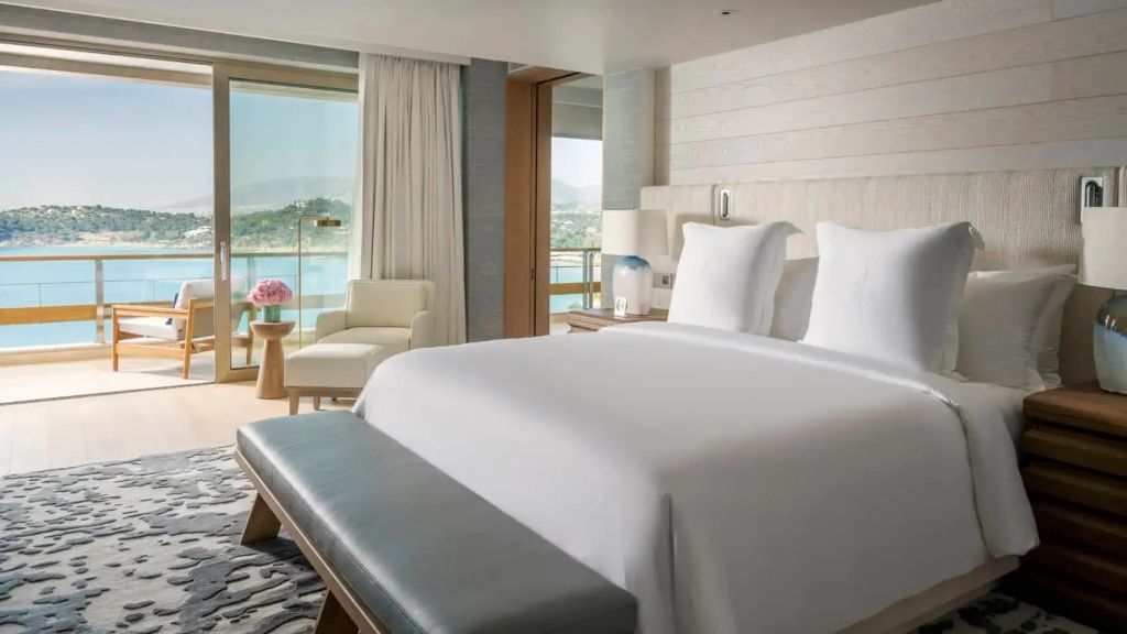 Elegantes Schlafzimmer der Arion Panoramic Suite mit Kingsize-Bett und Blick auf das Meer.