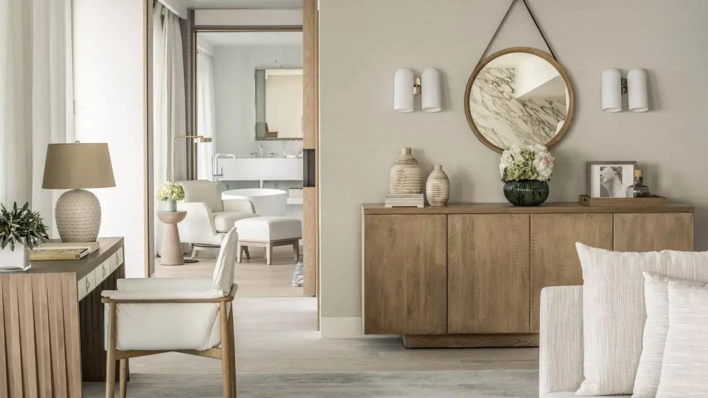 Stilvoller Interieur-Blick vom Wohnbereich in das luxuriöse Badezimmer der Suite.
