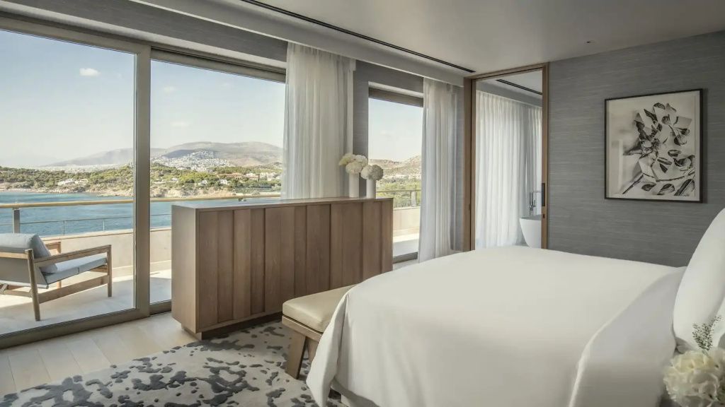 Lichtdurchflutetes Schlafzimmer der Arion Presidential Suite mit Doppelbett und traumhaftem Meerblick.