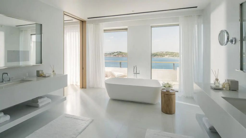 Luxuriöses Badezimmer der Arion Presidential Suite mit freistehender Badewanne und Meerblick