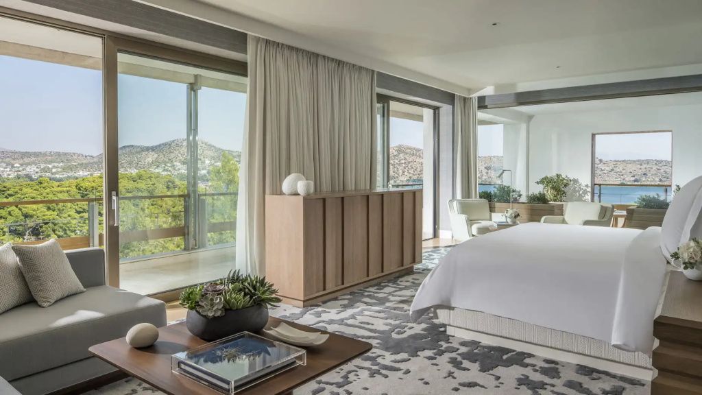 Schlafbereich der Arion Riviera Doppel Suite mit Doppelbett und Blick ins Grüne.