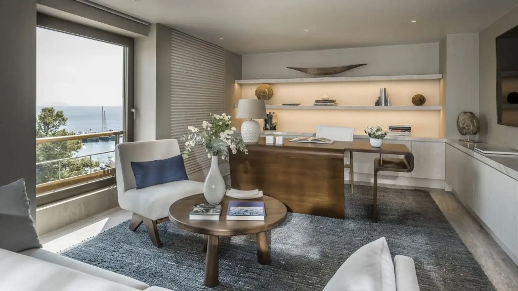 Elegantes Arbeitszimmer und Sitzbereich in der Arion Riviera Suite mit stilvoller Beleuchtung.