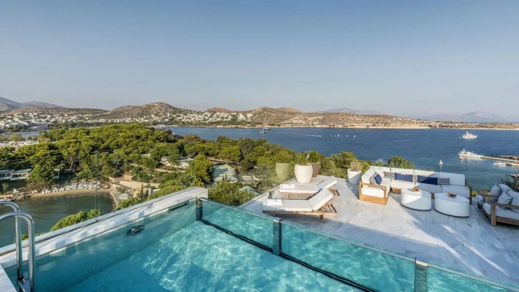 Private Terrasse mit Infinity Pool aus Glas und Panoramablick auf das Meer.