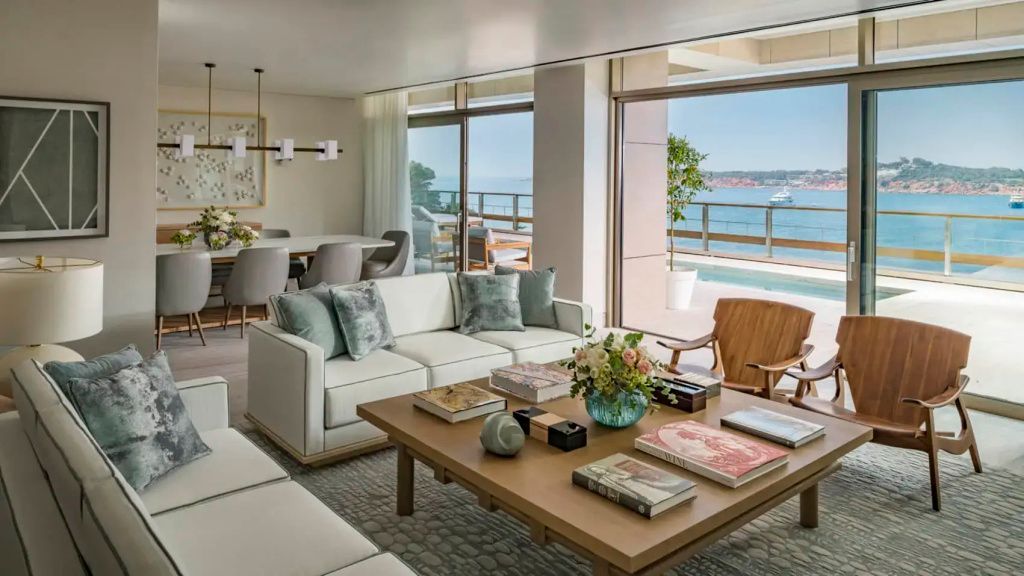 Großzügiger Wohnbereich der Arion Royal Vierer Suite mit hellem Sofabereich und Terrasse mit Meerblick.