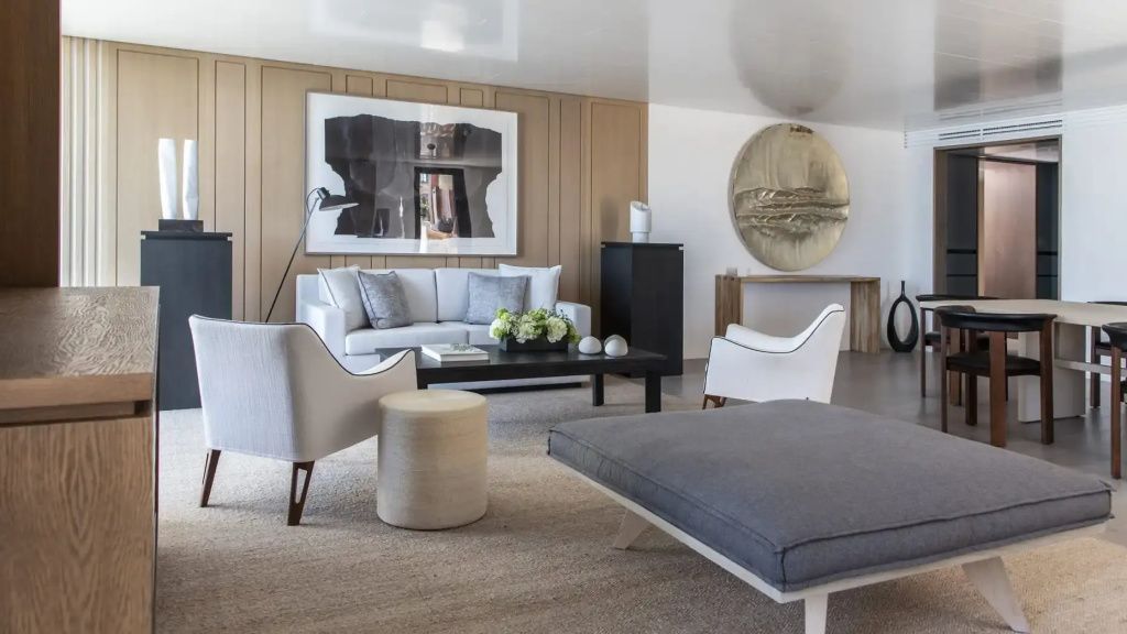 Luxuriöses Wohnzimmer der Nafsika Ambassador Suite mit eleganten Möbeln und moderner Kunst.
