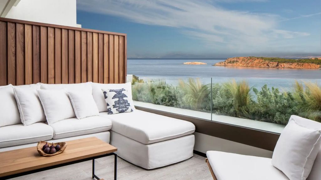 Sonnige Terrasse der Suite mit gemütlicher Lounge und freier Aussicht auf das Meer.