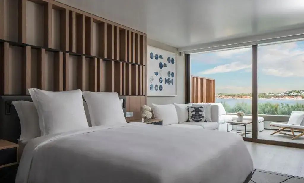 Elegantes Doppelbett im Nafsika Doppelzimmer mit Blick auf die Veranda und das Meer
