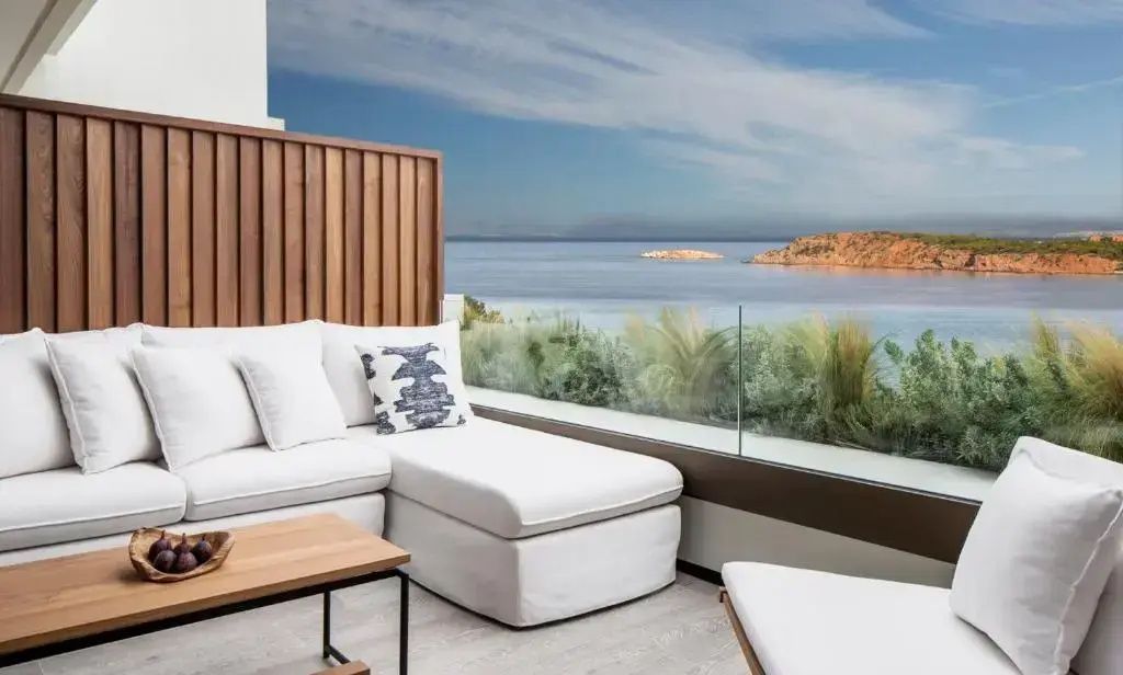 Möblierter Balkon des Nafsika Zimmers mit bequemer Lounge und freiem Blick auf das Meer