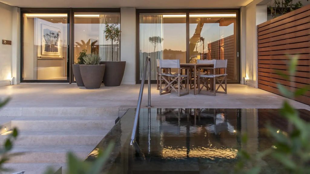 Private Terrasse der Nafsika Pool Suite mit Tauchbecken und Sitzgelegenheiten im Freien.