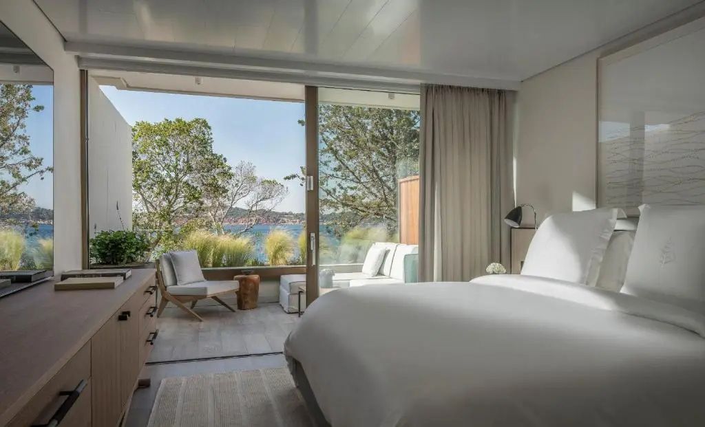 Schlafzimmer der Nafsika Suite mit bequemem Doppelbett und freiem Blick auf das Meer