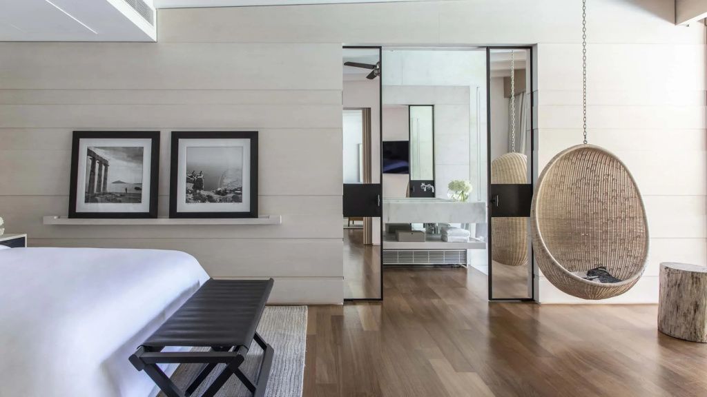 Durchgang vom Schlafbereich zum modernen Badezimmer in der Bungalow Suite mit Parkettboden.