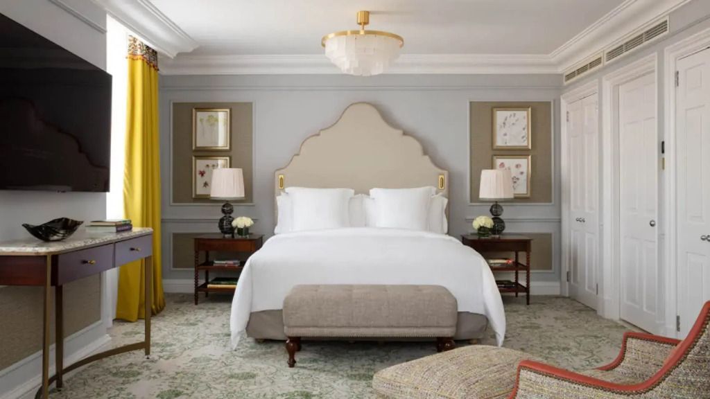Geräumiges Schlafzimmer mit luxuriösem Doppelbett und eleganter Beleuchtung