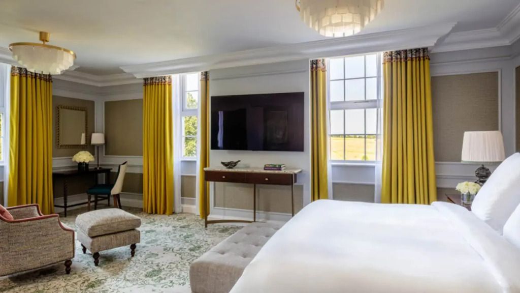Heller Raum mit großen Fenstern und moderner Einrichtung in der Belvedere Suite
