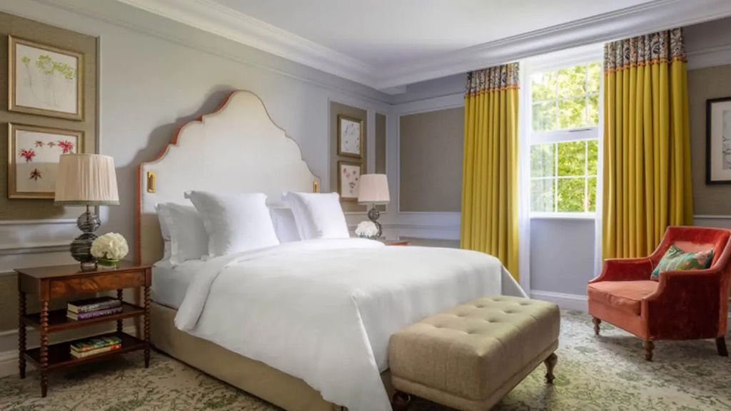 Elegantes Schlafzimmer in der Executive Accessible Doppel Suite mit Doppelbett und Fenster.