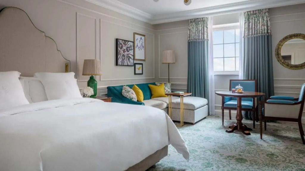 Luxuriöses Garden Deluxe Zimmer mit Doppelbett, elegant eingerichtet, Tageslicht.